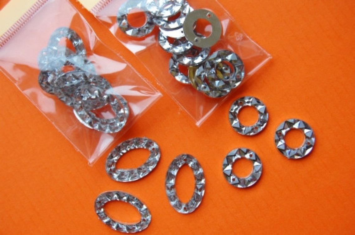 Našívací ozdoba 330 vel.15-25mm balení 3g