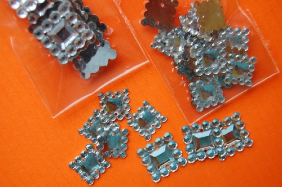 Našívací ozdoba 335 vel.15mm balení 2g